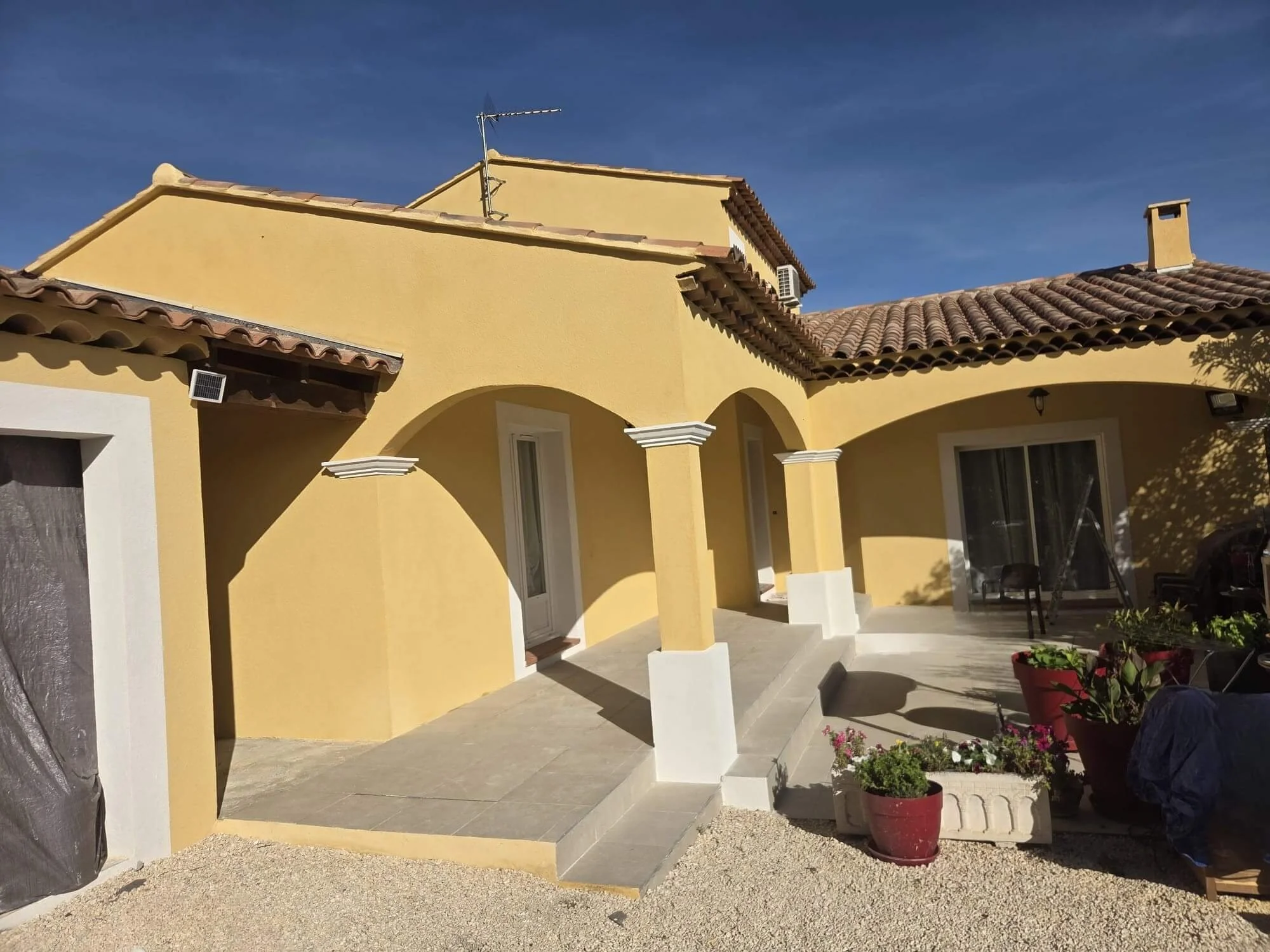 Rénovation de façade d’une villa provençale à Lauris, finition frottassée couleur Séoul Baumit avec arches rénovées