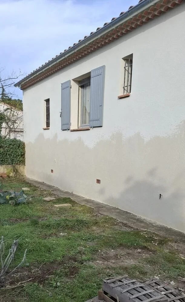 Résultat après finition : façade lisse, enduit homogène, fissures invisibles