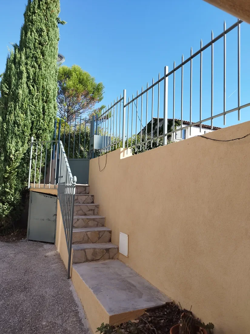 Fuveau escalier mur enduit