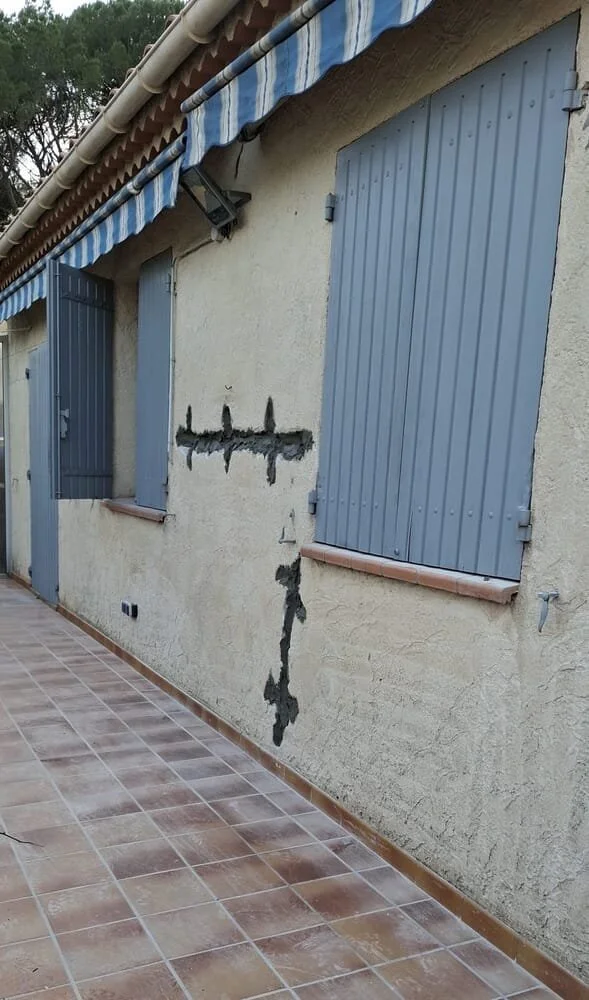 L'agrafage couvre l'intégralité des fissures avant la reprise de l'enduit