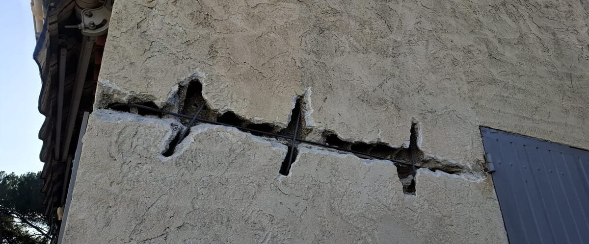 Ouverture de la fissure et pose des agrafes métalliques transversales avant scellement au mortier