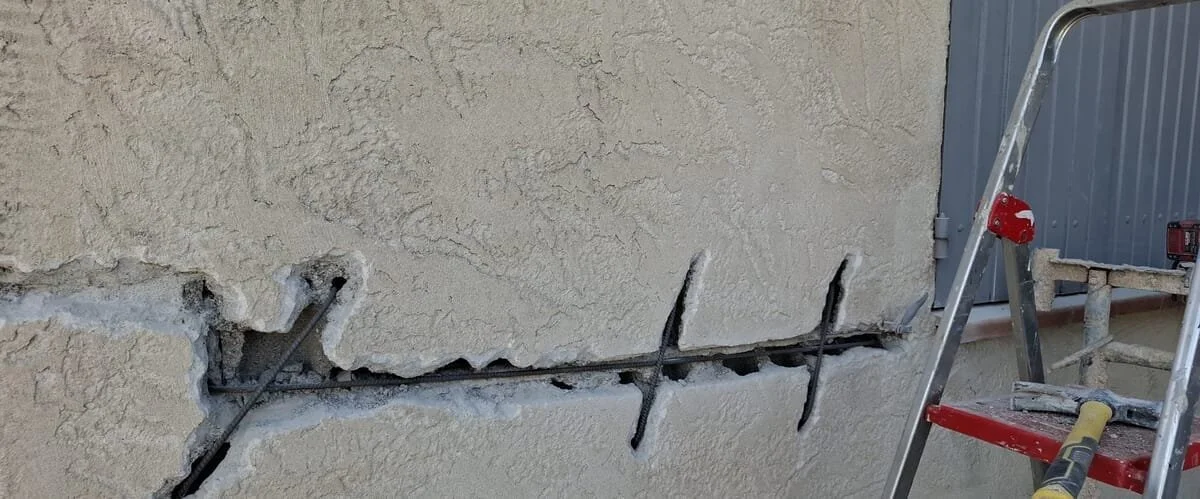Ouverture de la fissure et pose des agrafes métalliques transversales avant scellement au mortier