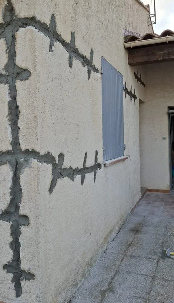 L'agrafage couvre l'intégralité des fissures avant la reprise de l'enduit