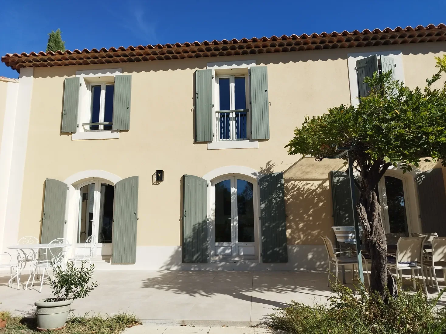 Fuveau façade fenêtres cintrées arbre