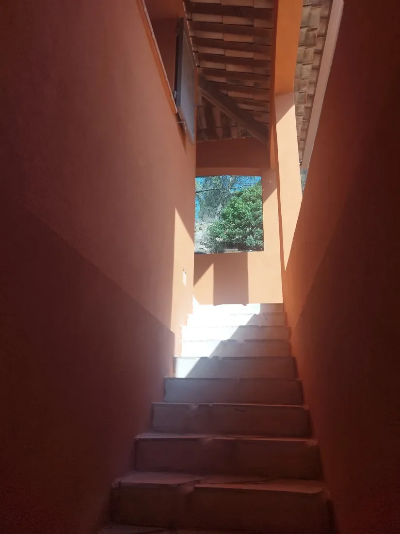 Meyreuil escalier enduit orange