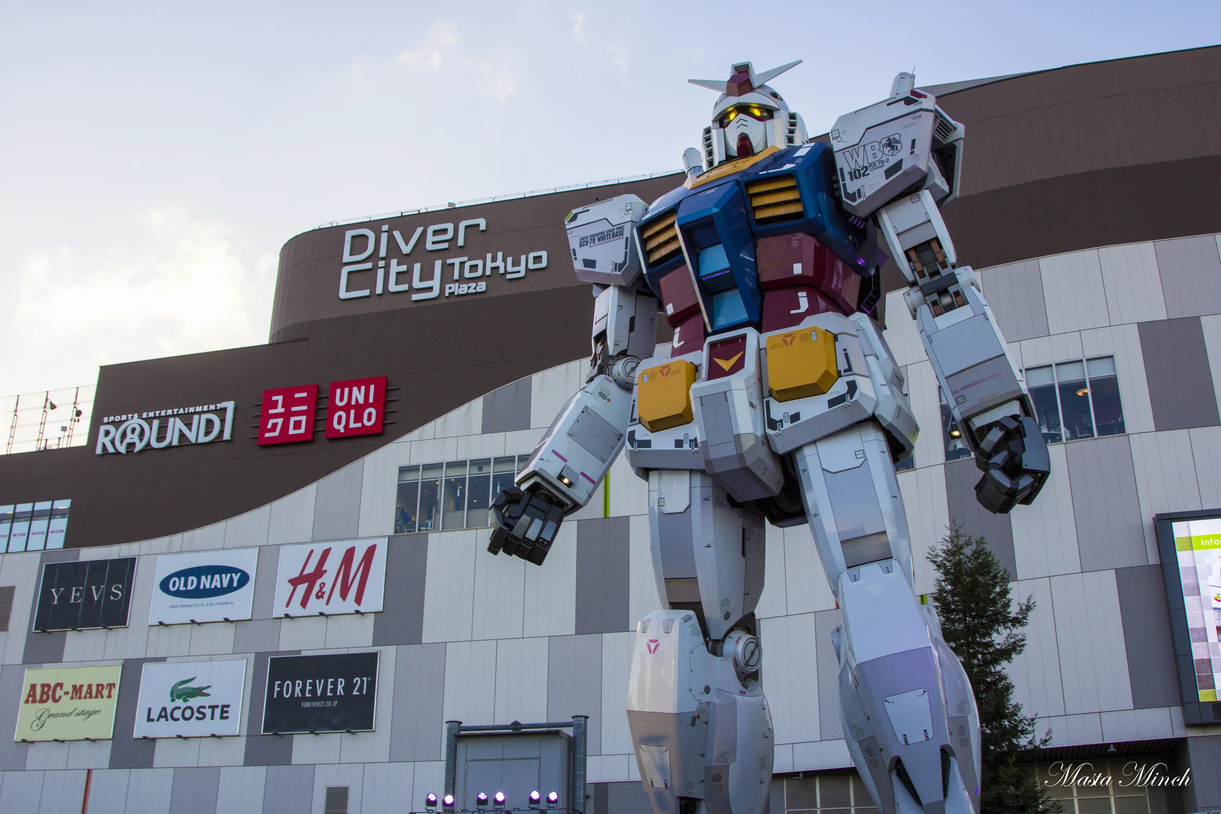 The full size Gundam in Diver City is AMAZING!