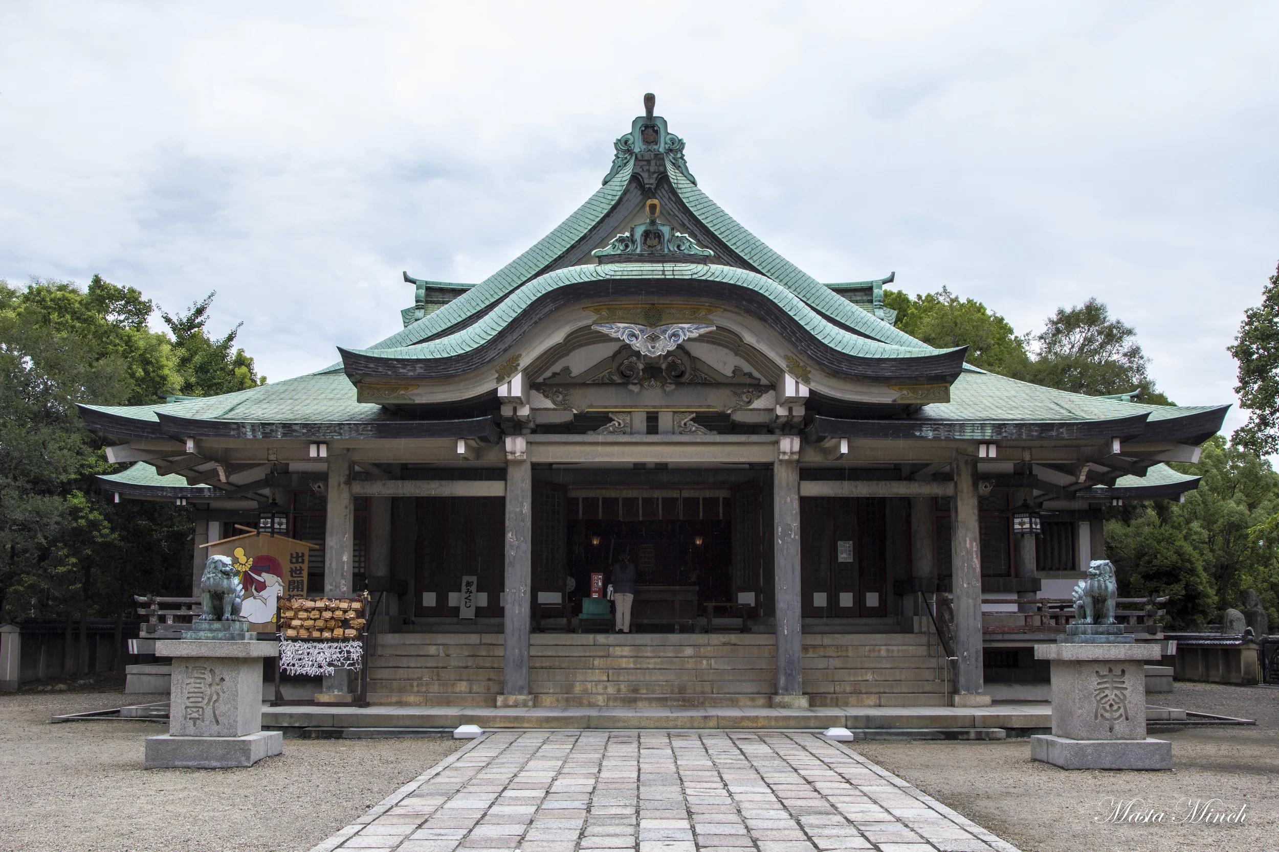 Hōkoku Shrine which is right next to the castle.