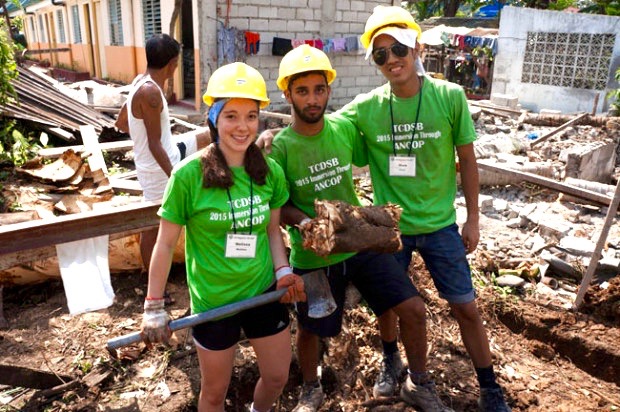 Students helping at Tala, an ANCOP build site. Photo by Catholic Student Leadership