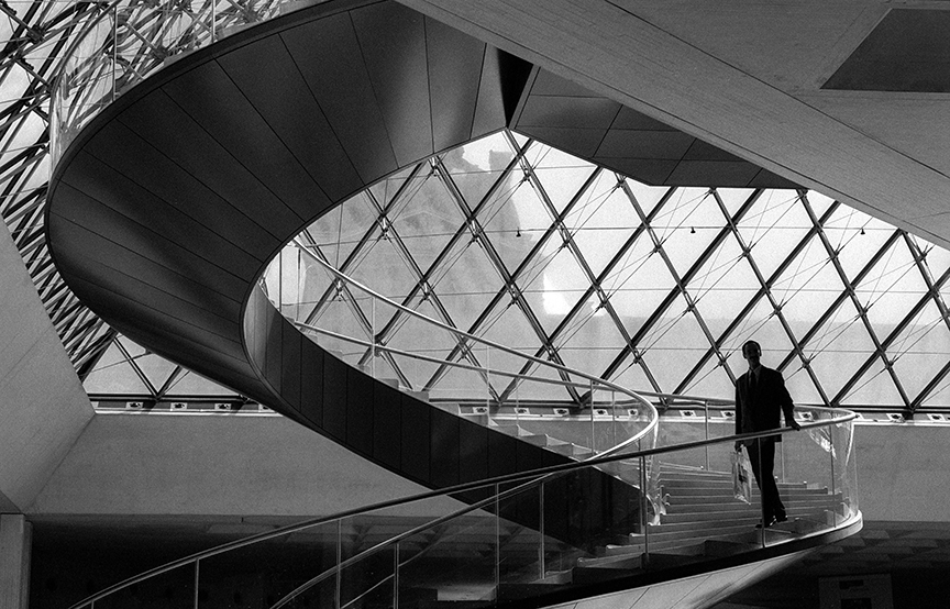 Louvre_stairway_Paris.jpg