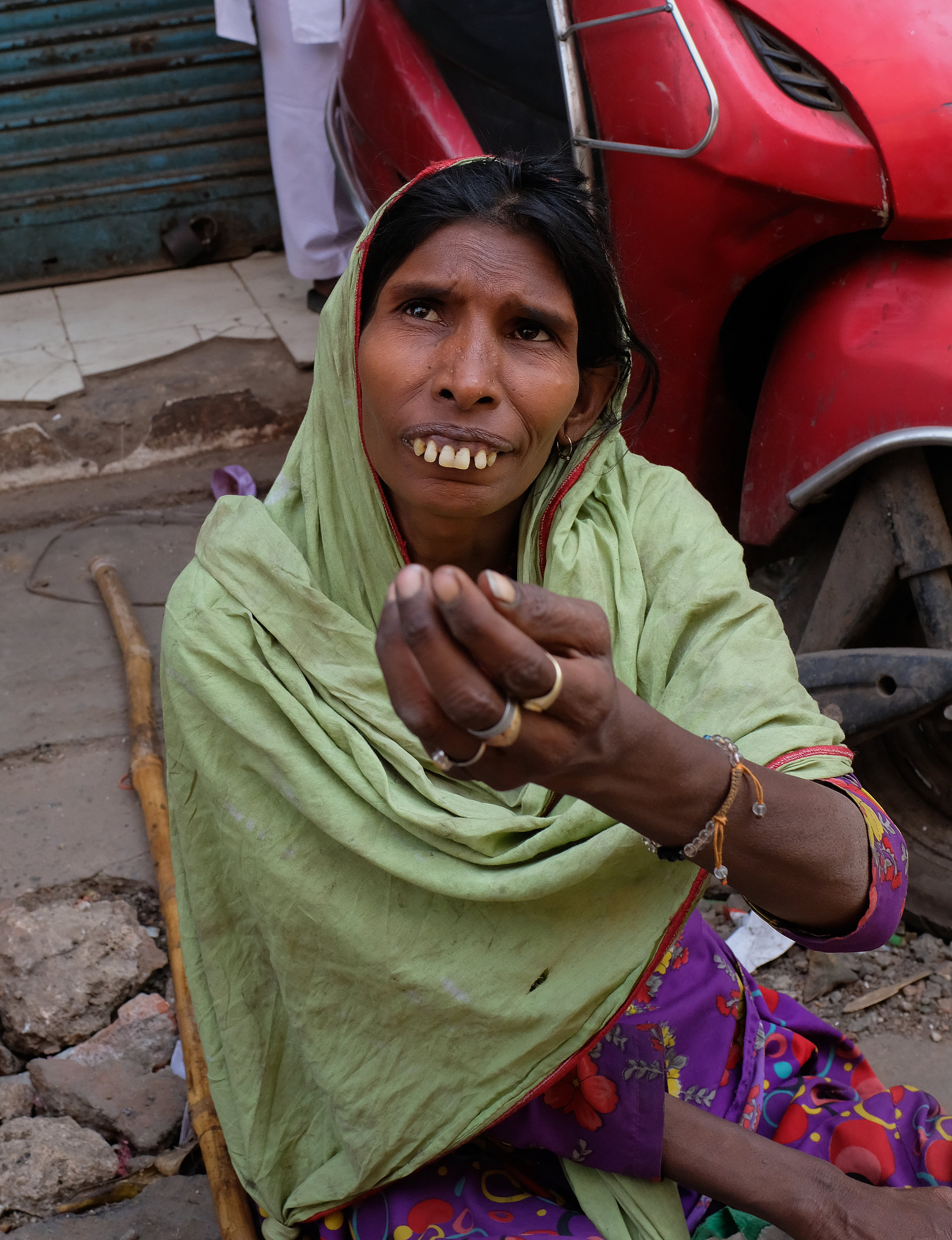 Beggar woman Old Delhi.jpg