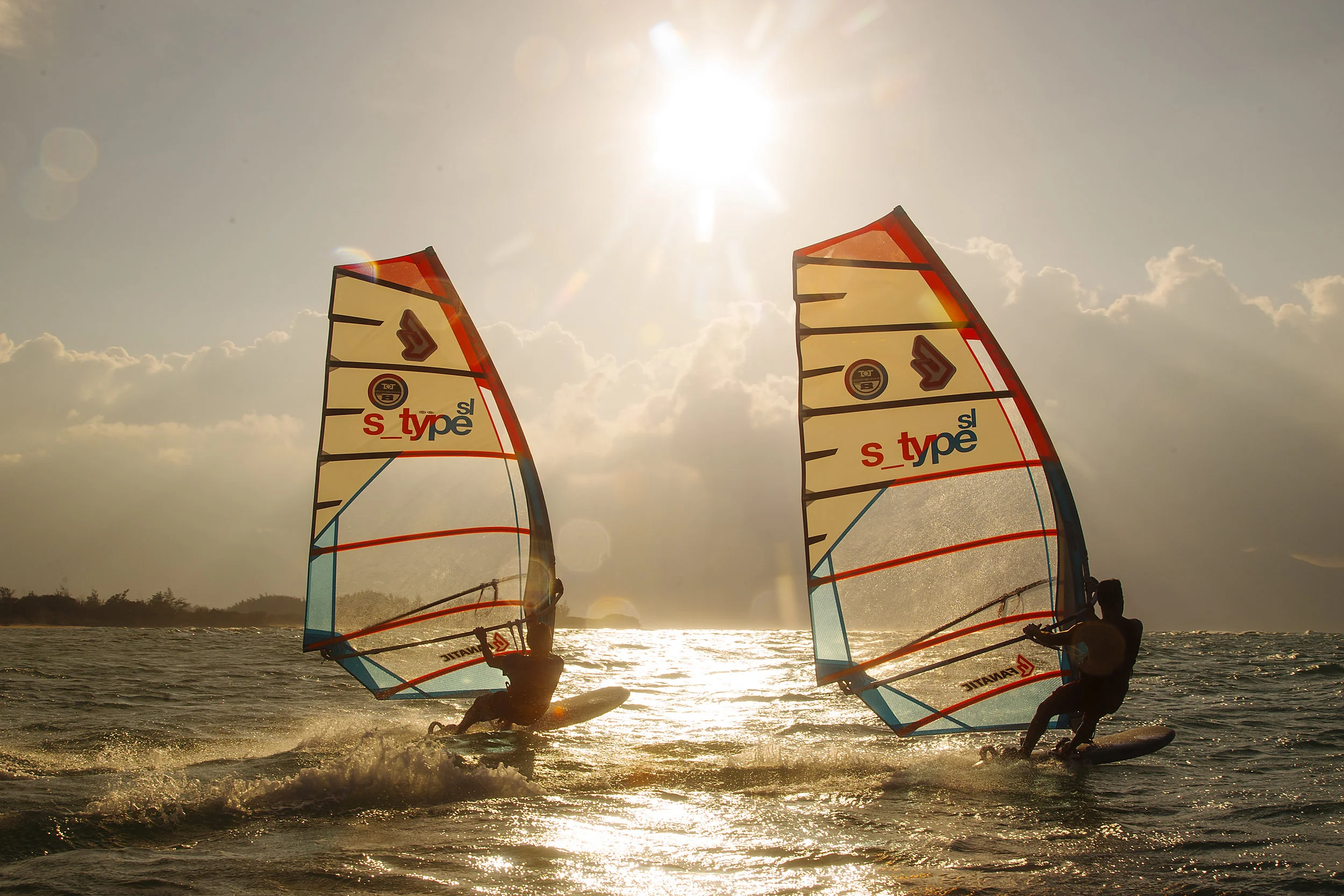 Alaçatı'da gün batımında windsurf