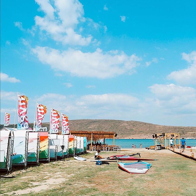 Hava a&ccedil;ık, r&uuml;zgar bizden yana. Bug&uuml;n de en sevdiğimiz gibi başlasın.🏄🏻&zwj;♀️
&bull; Weather is clear, wind is on our side. The day starts our own lovely way.
#ala&ccedil;atısurfing #mygasurfcity