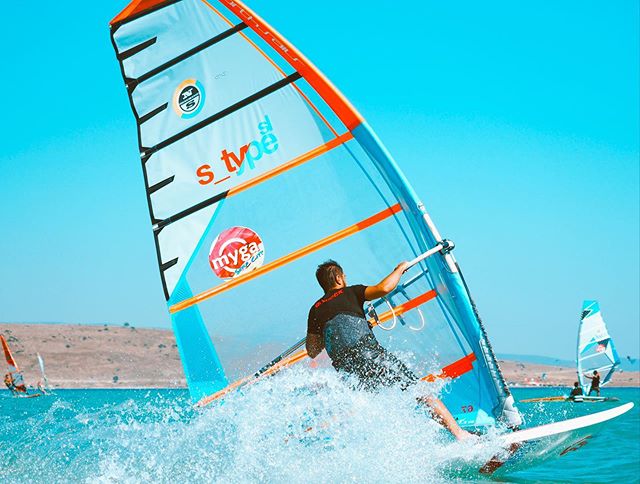 Bol r&uuml;zgarlı ve surfle ge&ccedil;en g&uuml;zel bir g&uuml;n&uuml; daha bitiriyoruz, yarın sabah g&ouml;r&uuml;şmek &uuml;zere 👋🏻🏄🏻&zwj;♂️
&bull;Another windy and amazing surf day is over, see you tomorrow morning.
#alacatisurfing #mygasurfci