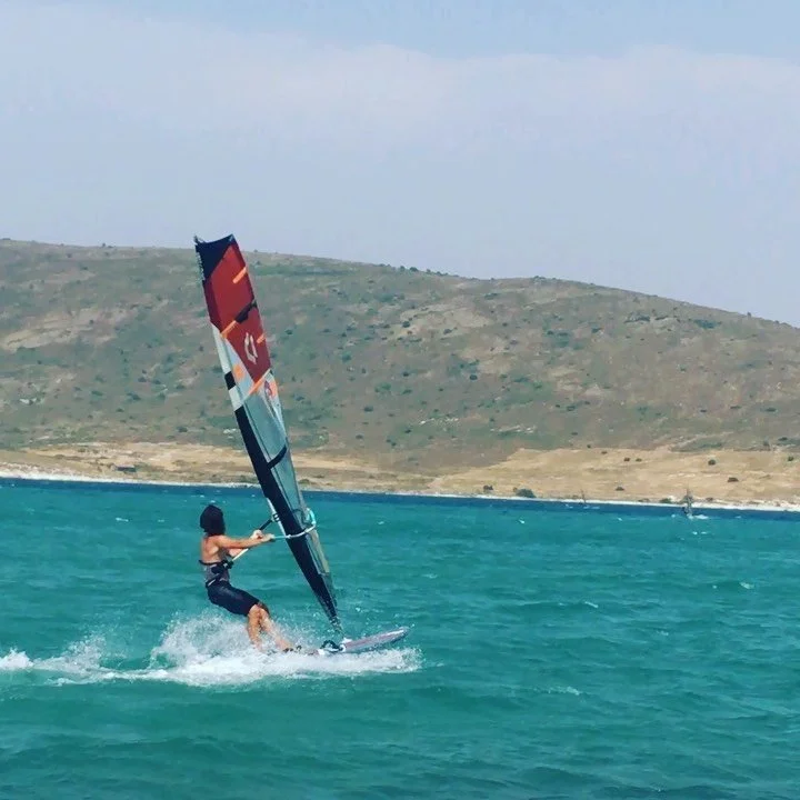 Bol rüzgar, bol adrenalin Alaçatı rüzgarında sörf yapmanın keyfi Myga Surf…
