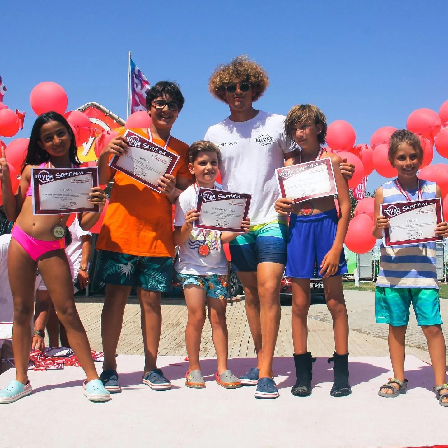 Windsurf eğitim sertifikalarını alan Süper Sörfçülerimiz şimdi okulda.Myga…