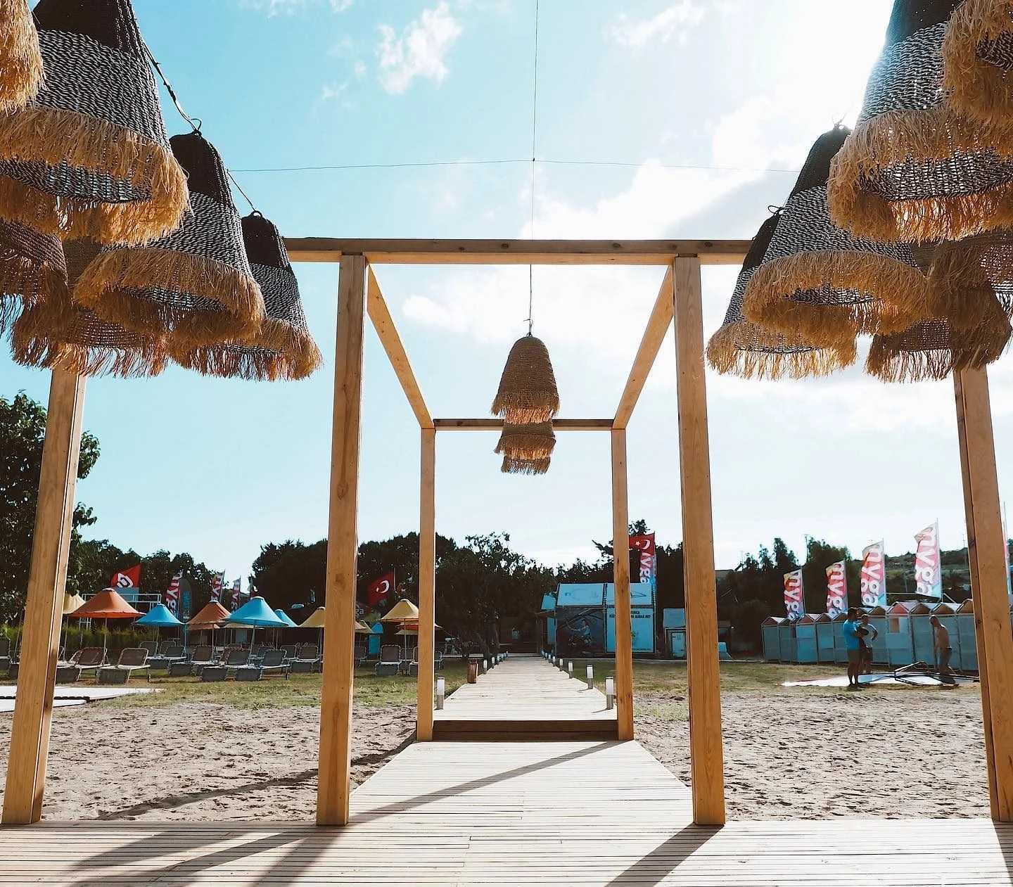 Windsurf ve Kitesurf eğitimlerinin yanında deniz ve güneşin tadını…