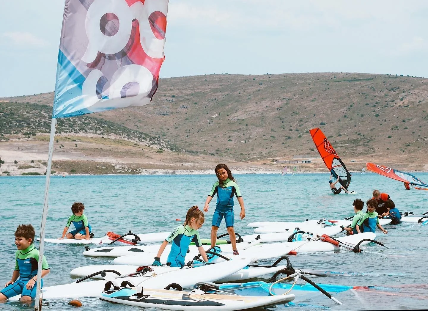 Miniklerin surf deneyimi hem öğrenmeye hem eğlenmeye dayalı