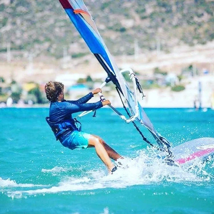 Bol rüzgar, bol adrenalin Alaçatı rüzgarında sörf yapmanın keyfi Myga Surf…