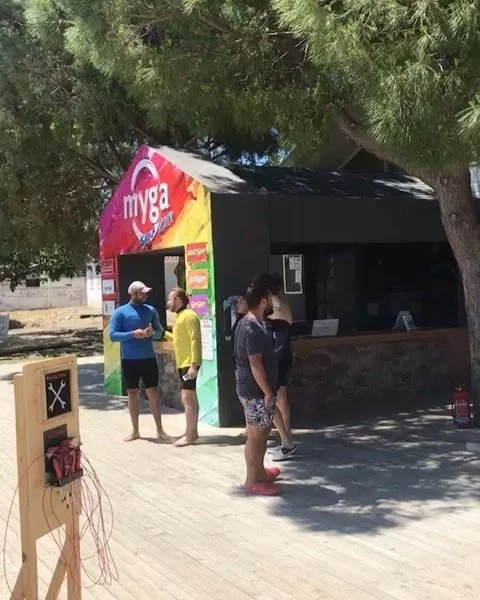 Süper Sörfçüler Okulu bugün başladı. 7-17 yaş grubu için yaz boyunca sörf…
