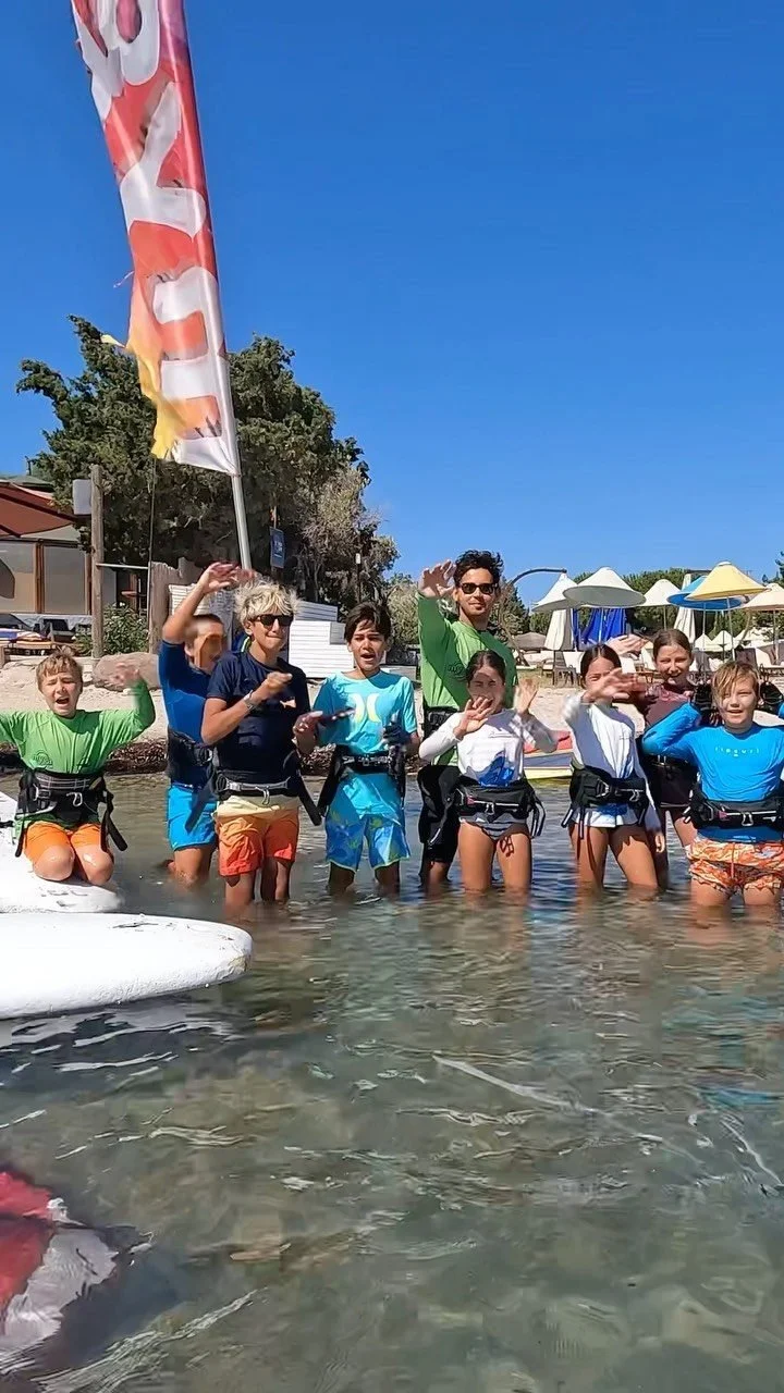 Alaçatı’da rüzgarı ve turkuaz denizinde, Süper Sörfçüler okulunun çocukları…