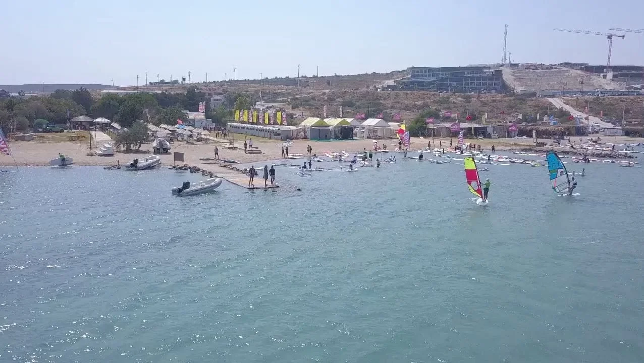 Rüzgar sörfü bir tutkudur.Ağustos rüzgârları ile Alaçatı sörf cennetinin…