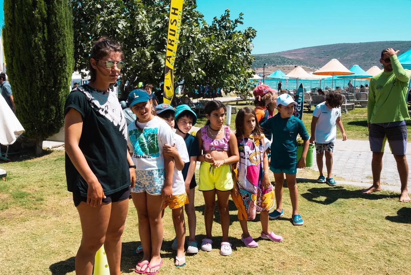 Windsurf tutkusunu hisseden, eğlenen, gülen çocuklar.Süper Sörfçüler Okulumuz…