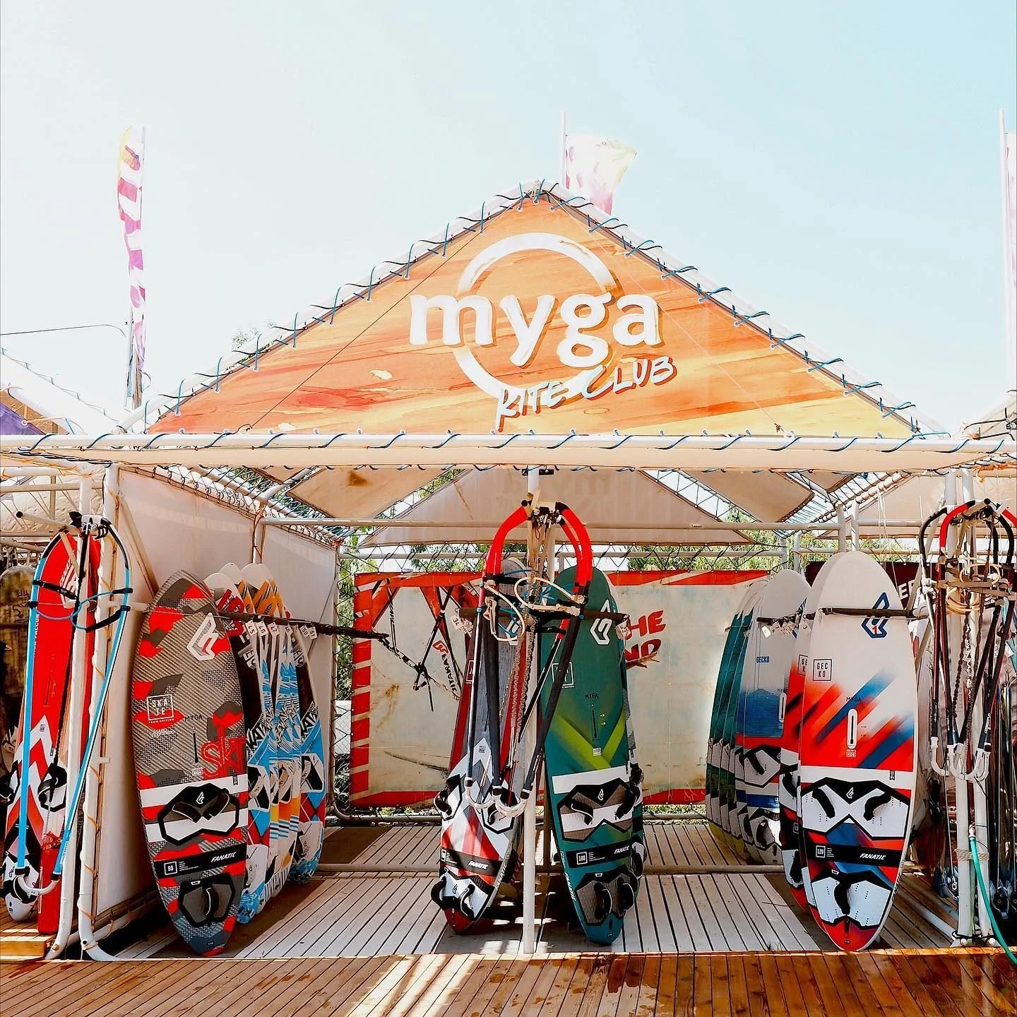 Myga Surf City ’de Windsurf öğrenebilir, ekipman kiralayabilir, depolayabilir…