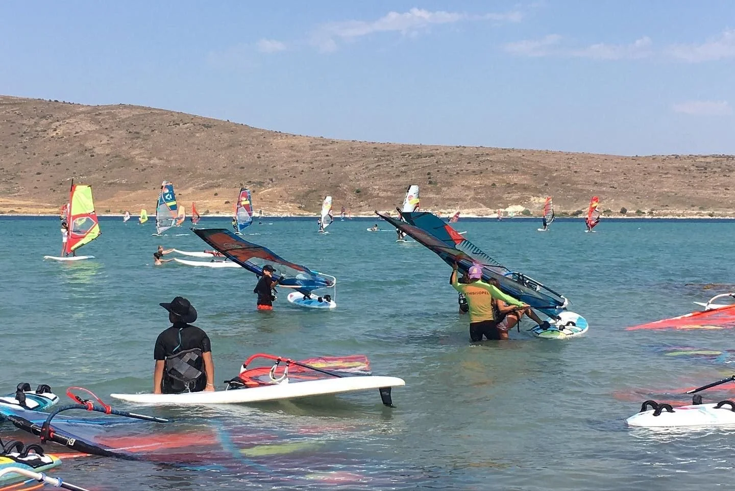 Windsurf tutkusunu hisseden, eğlenen, gülen çocuklar.Süper Sörfçüler Okulumuz…