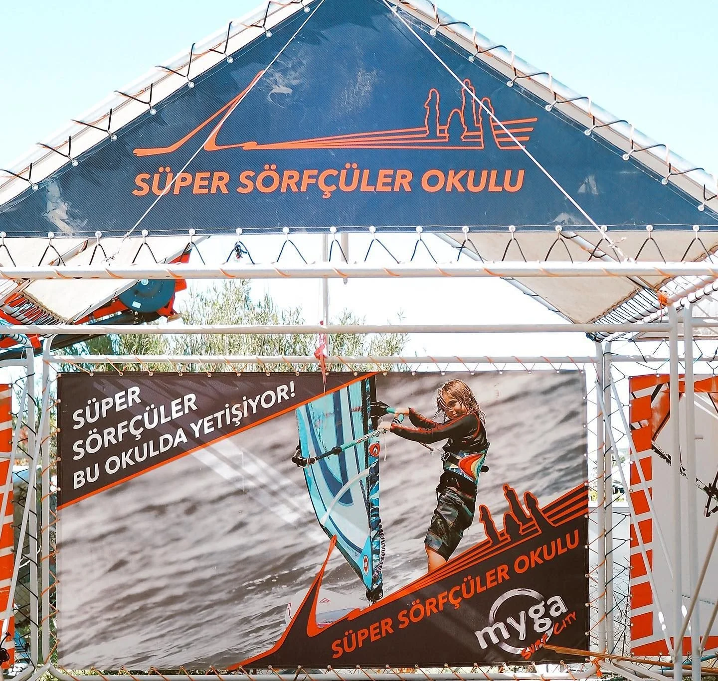 Alaçatı’da çocuklarınızla birlikte unutulmaz bir Wind Surf deneyimi yaşamak…