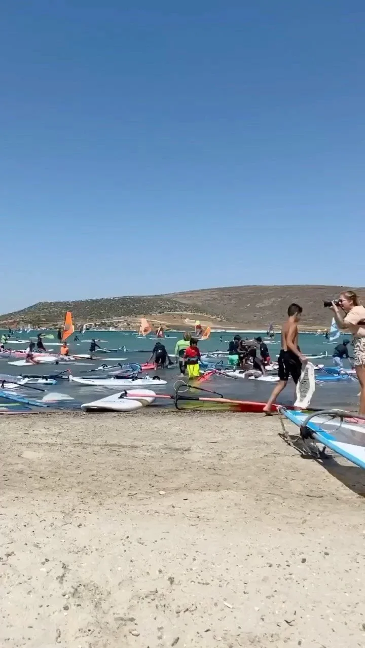 Myga Surf City'de Alaçatı'nın güzel rüzgarı, güneşi ve turkuaz denizi ile…