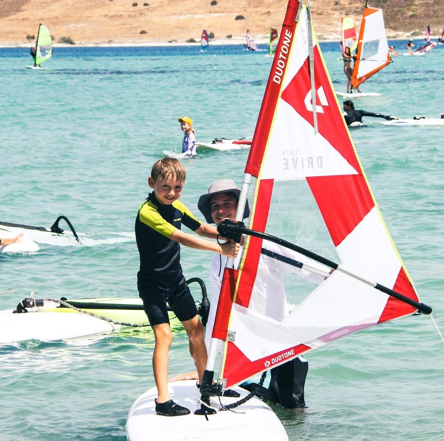 7 yaşından 17 yaşına, hafif rüzgardan yüksek havalara, windsurf tutkusunu…