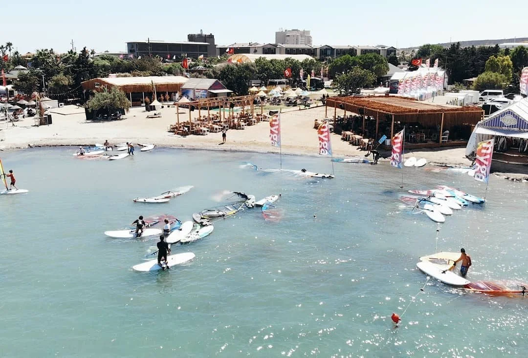 Myga Surf City, meltem rüzgarı, sığ ve kumluk deniziyle surf severler için…