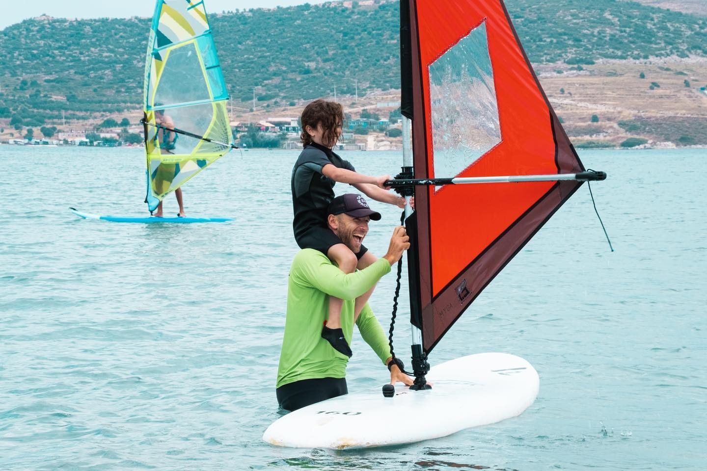 Windsurf tutkusunu hisseden, eğlenen, gülen çocuklar.Süper Sörfçüler Okulumuz…