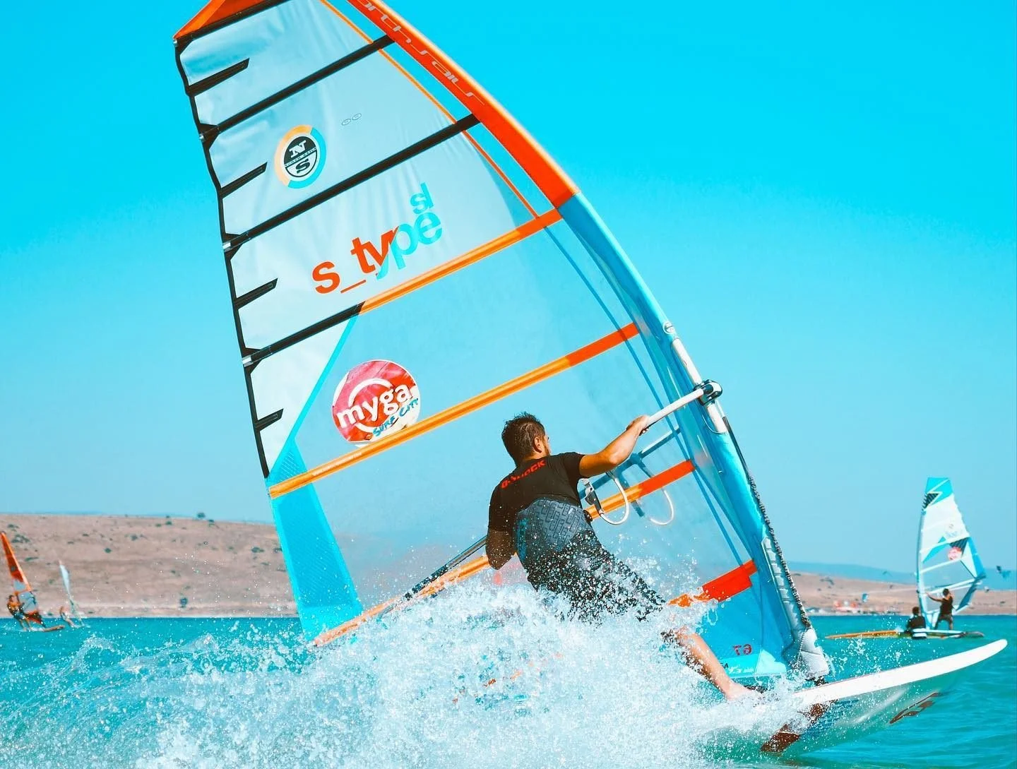 Bol rüzgarlı ve surfle geçen güzel bir günü daha bitiriyoruz, yarın sabah…