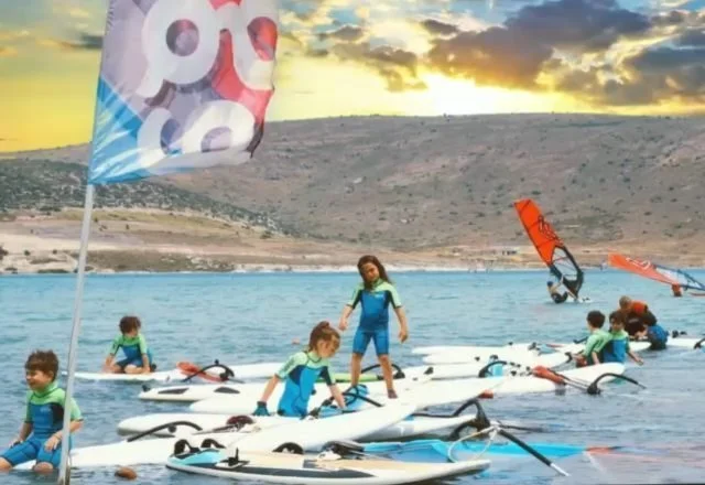 Rüzgârla özgürleşen çocuklar.Süper Sörfçüler Okulu’nda 7-17 yaş arası…