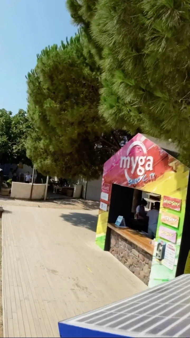 Sörf tahtana atlayıp eğlenceyi yakalamak ister misin