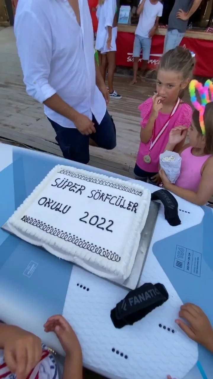 Süper Sörfçülerde parti zamanıKids Club final party