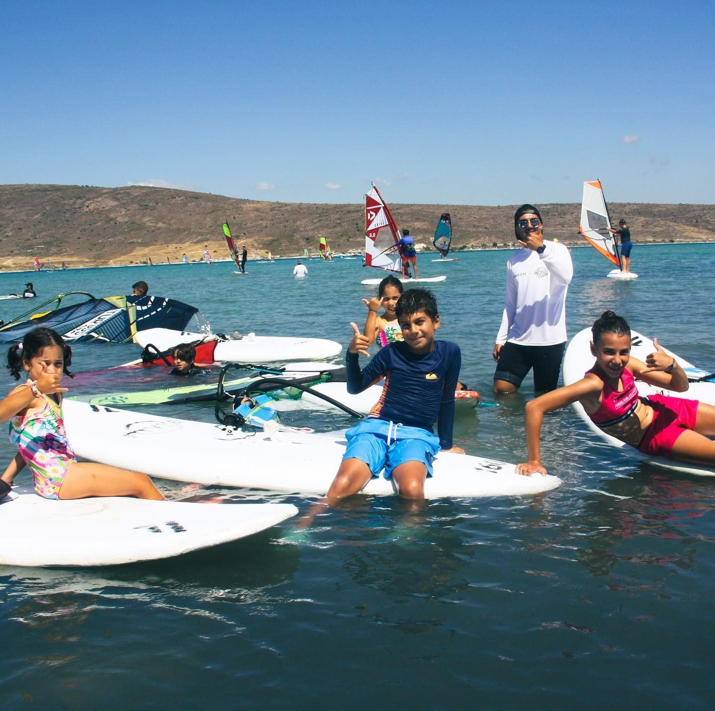 7 yaşından 17 yaşına, hafif rüzgardan yüksek havalara, windsurf tutkusunu…