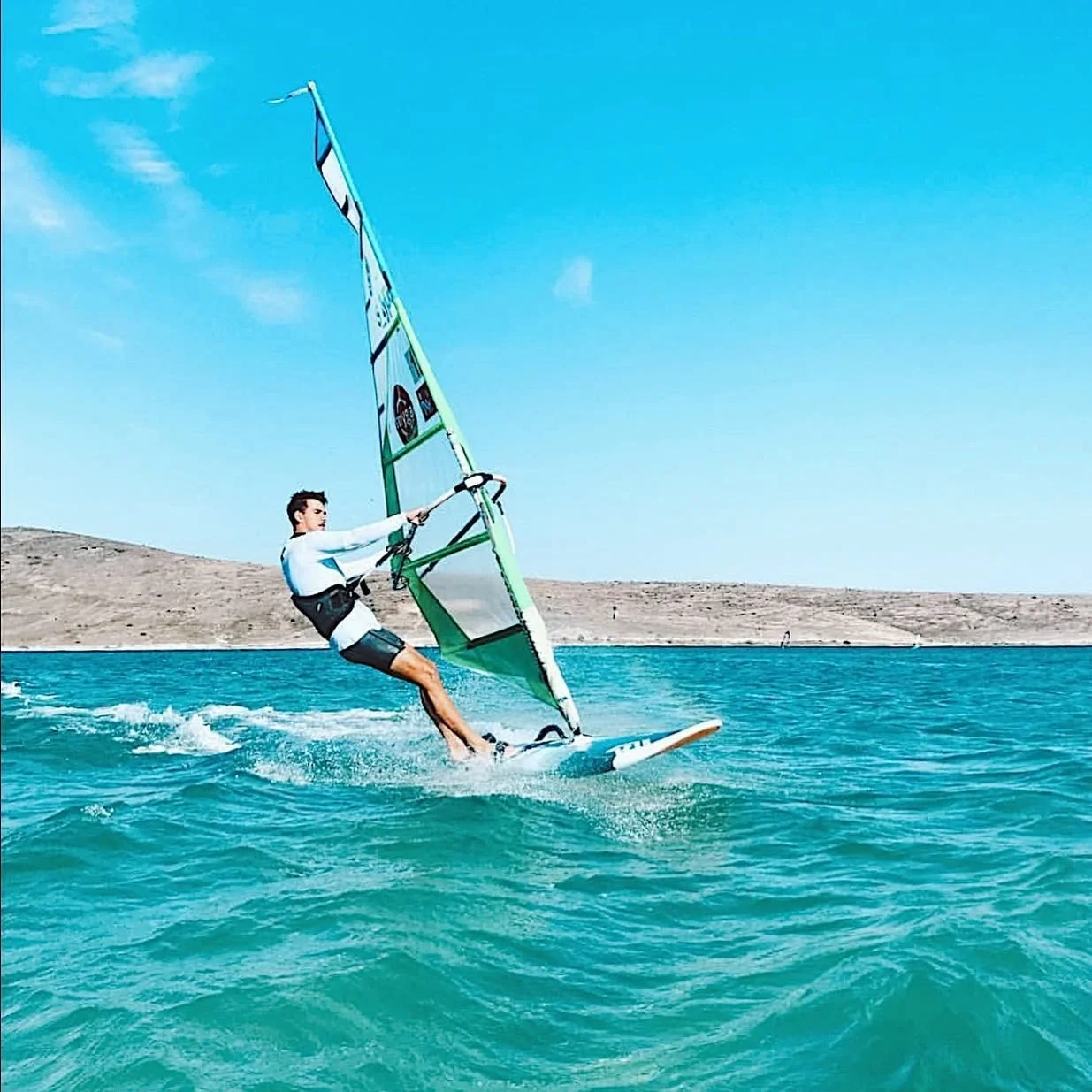 Alaçatı sahilleri surf yelkenleri ile renklenmeye devam ediyor