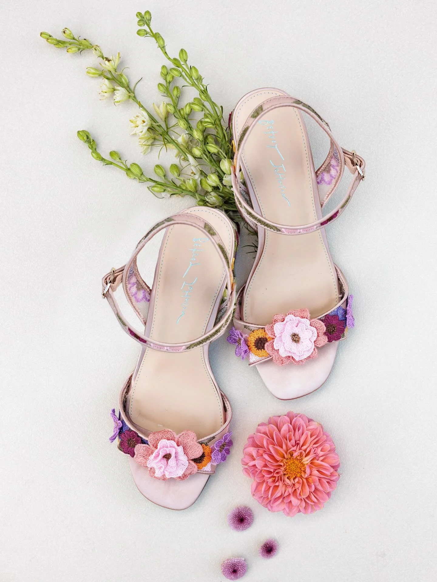 I don&rsquo;t know why, but I&rsquo;ve been really wanting to find the right shoes to add some greenery to them on the flat lay and Evelyn shoes were perfect! 😍