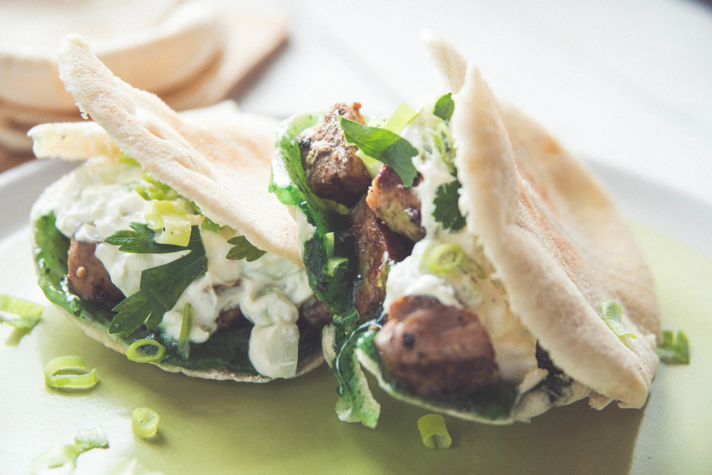 Gyros de lomito de cochino con jalea de menta