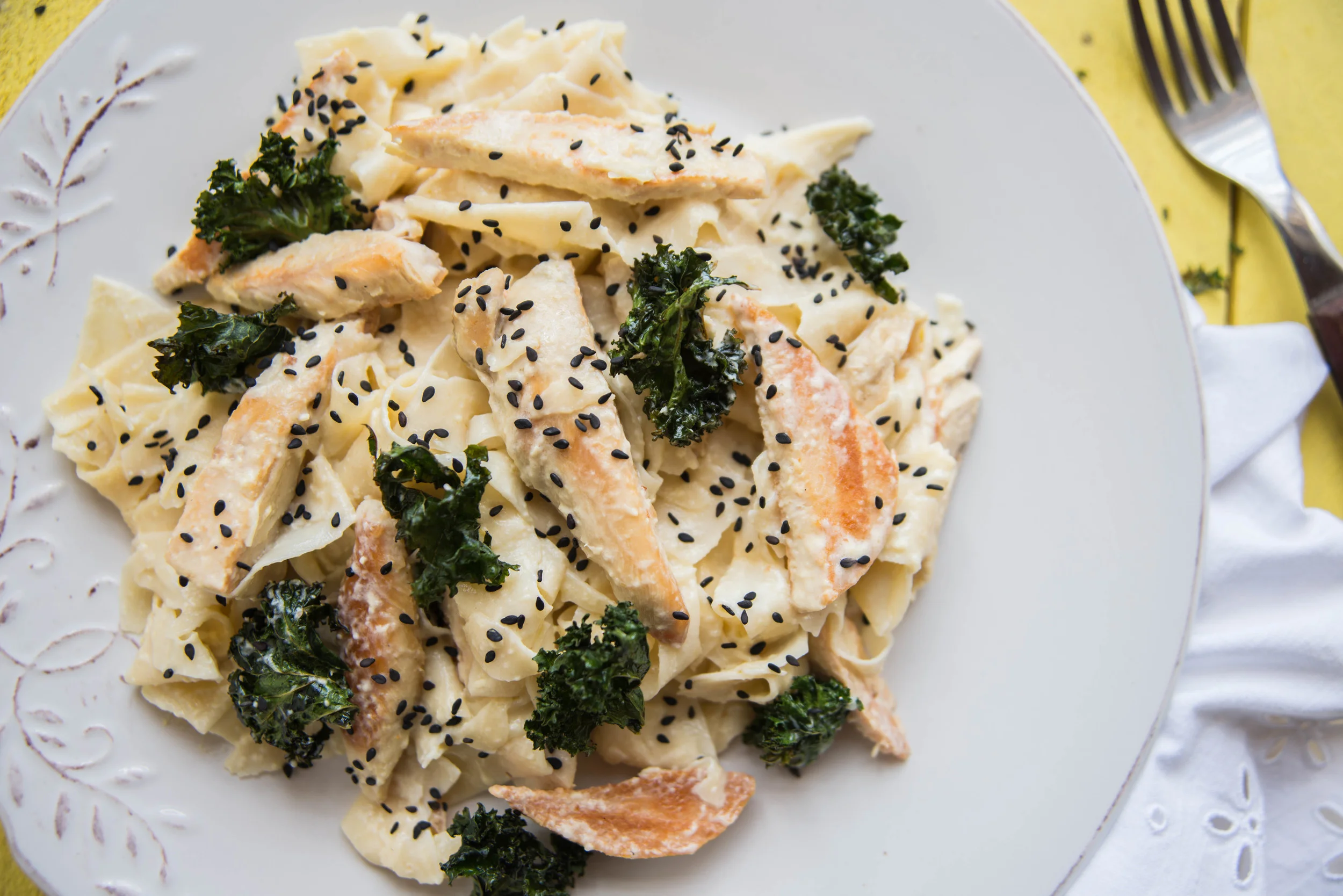 Pappardelle de pimienta, pollo y kale crispy