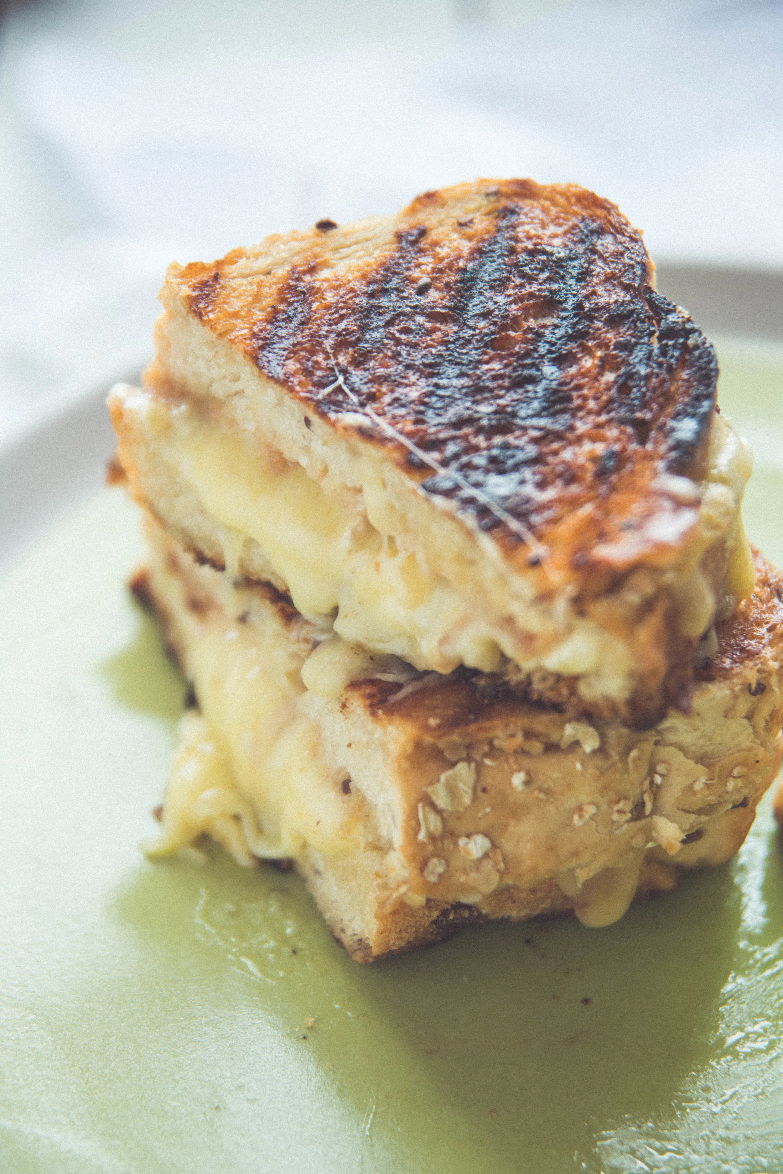 Grilled cheese con mermelada de tomate de árbol picante