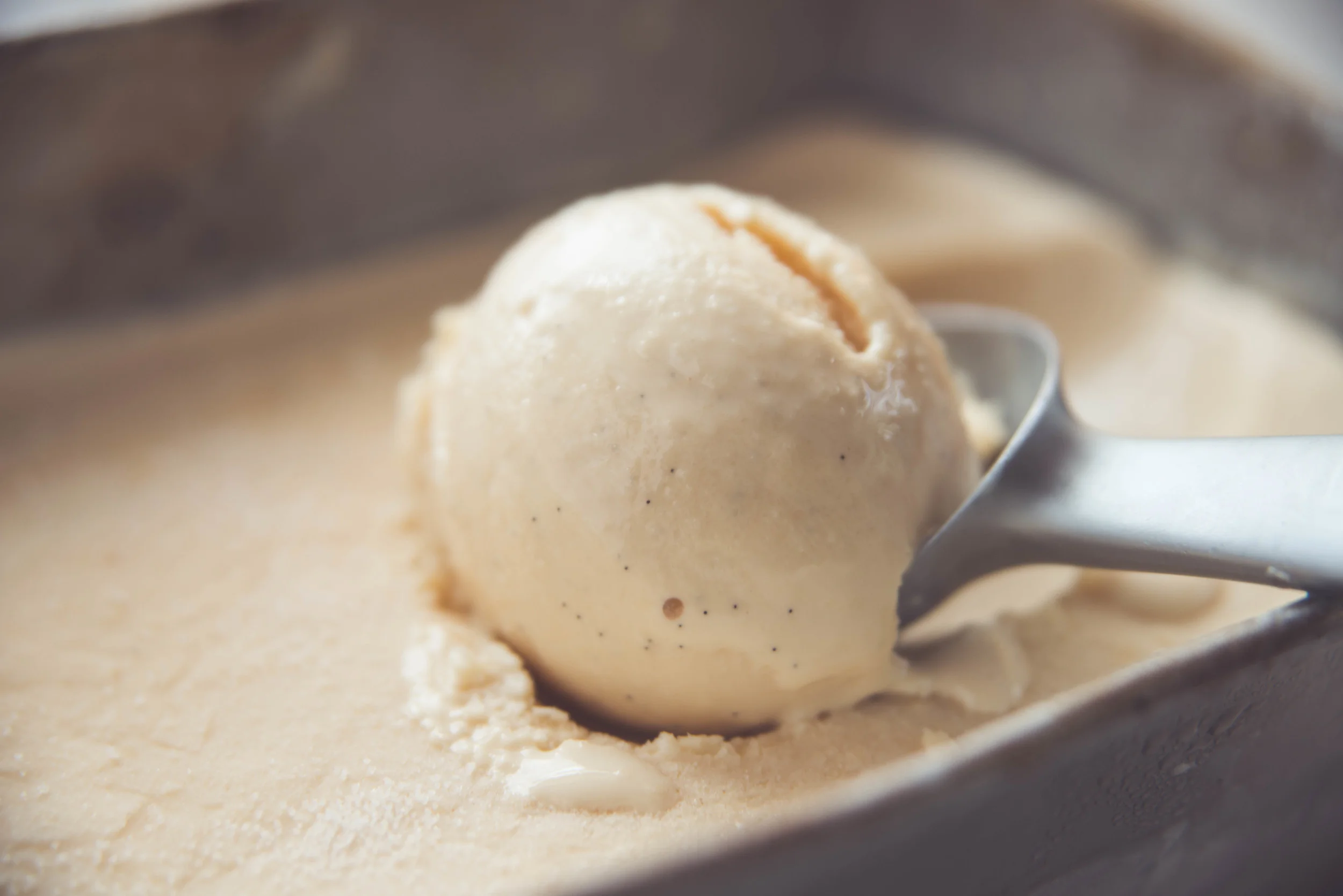 Helado de vainilla con almendras caramelizadas