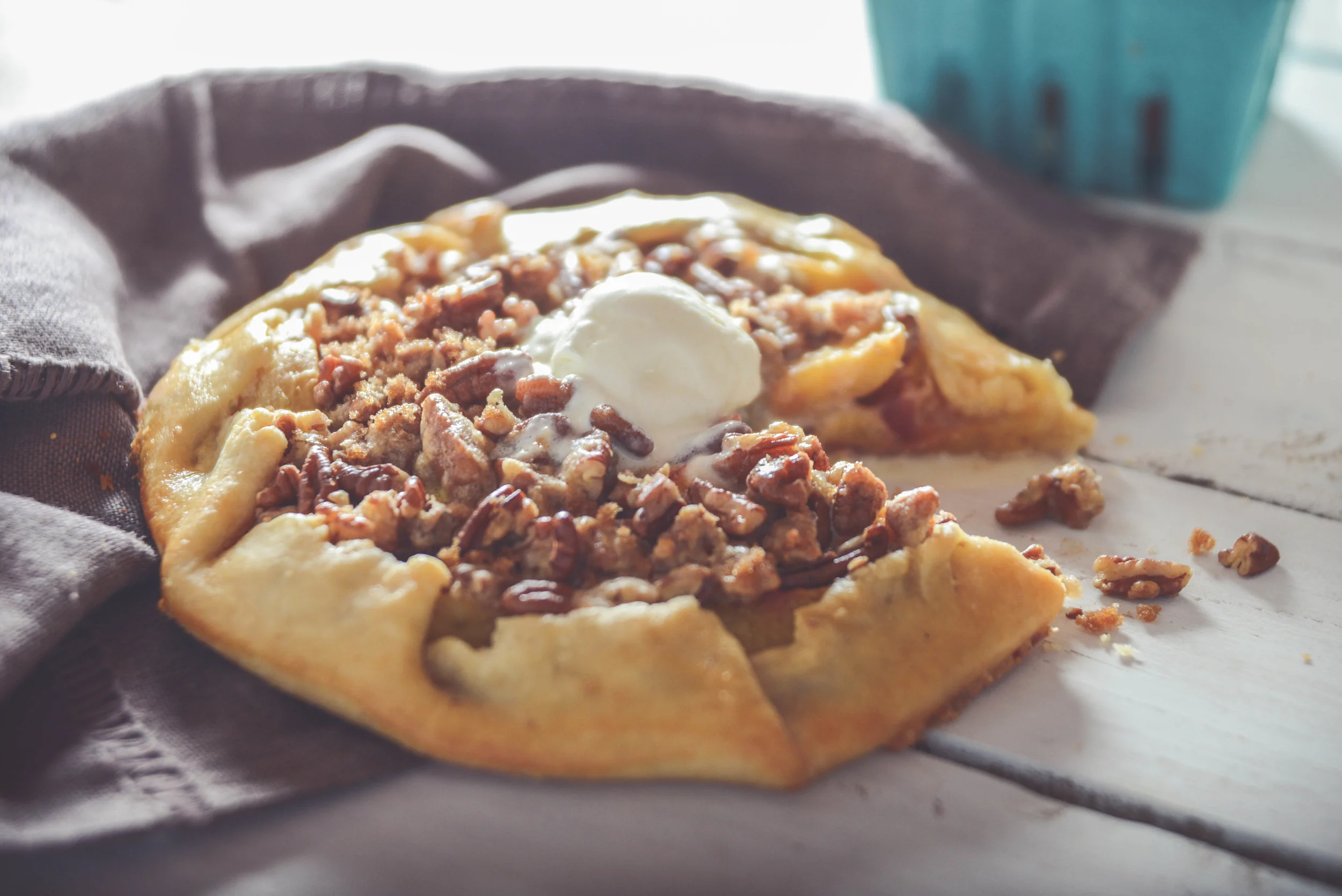 Galette de duraznos y crumble de pecanas