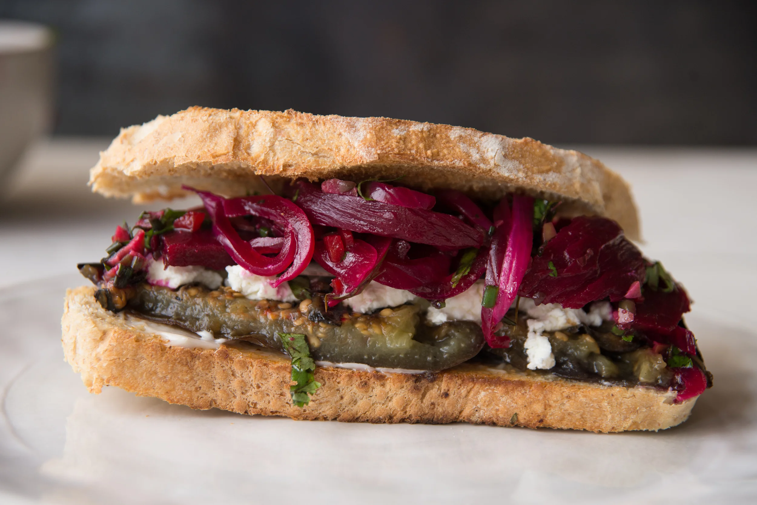 Sándwich de remolachas encurtidas y berenjena rostizada