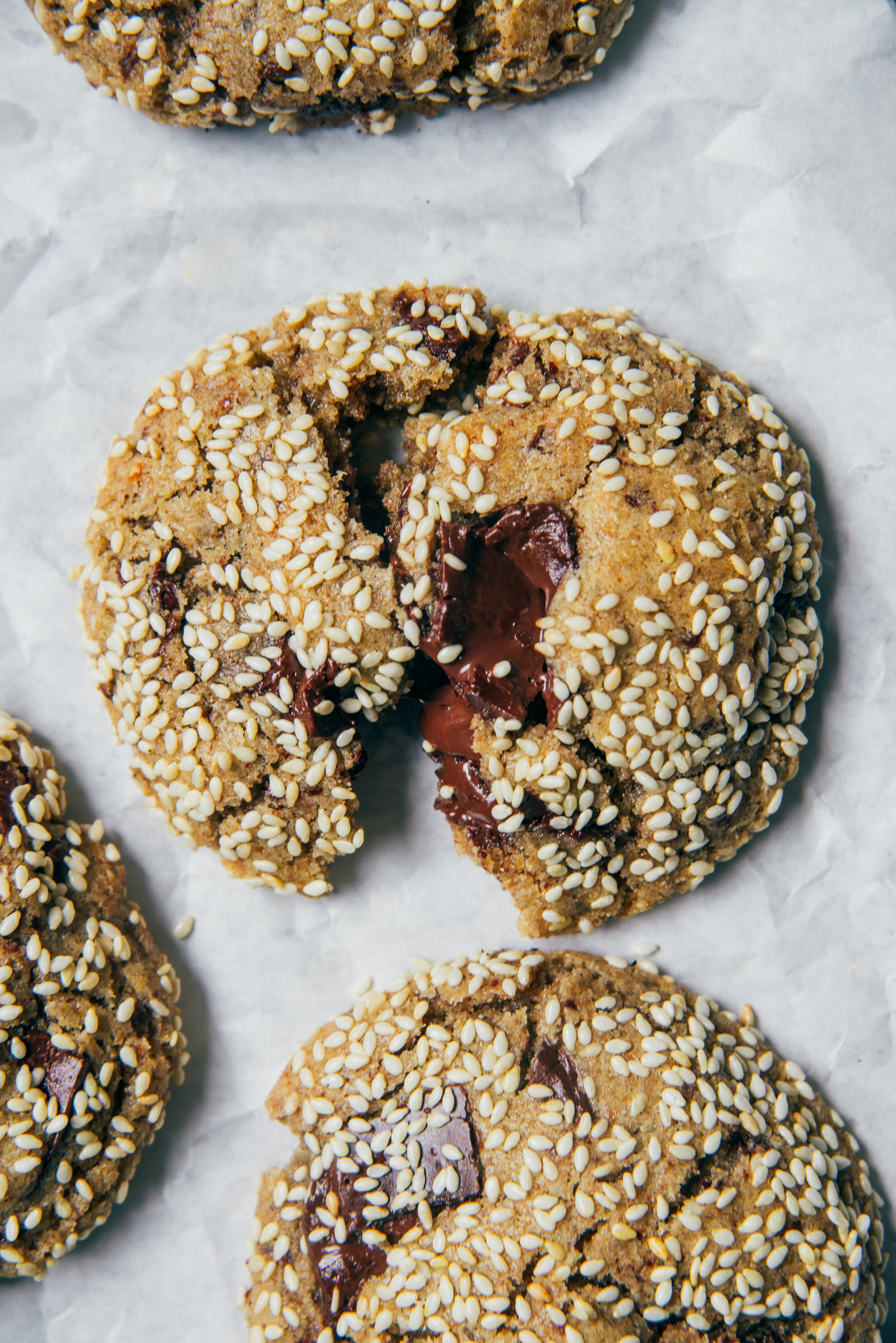 Galletas de tahini, centeno y chocolate
