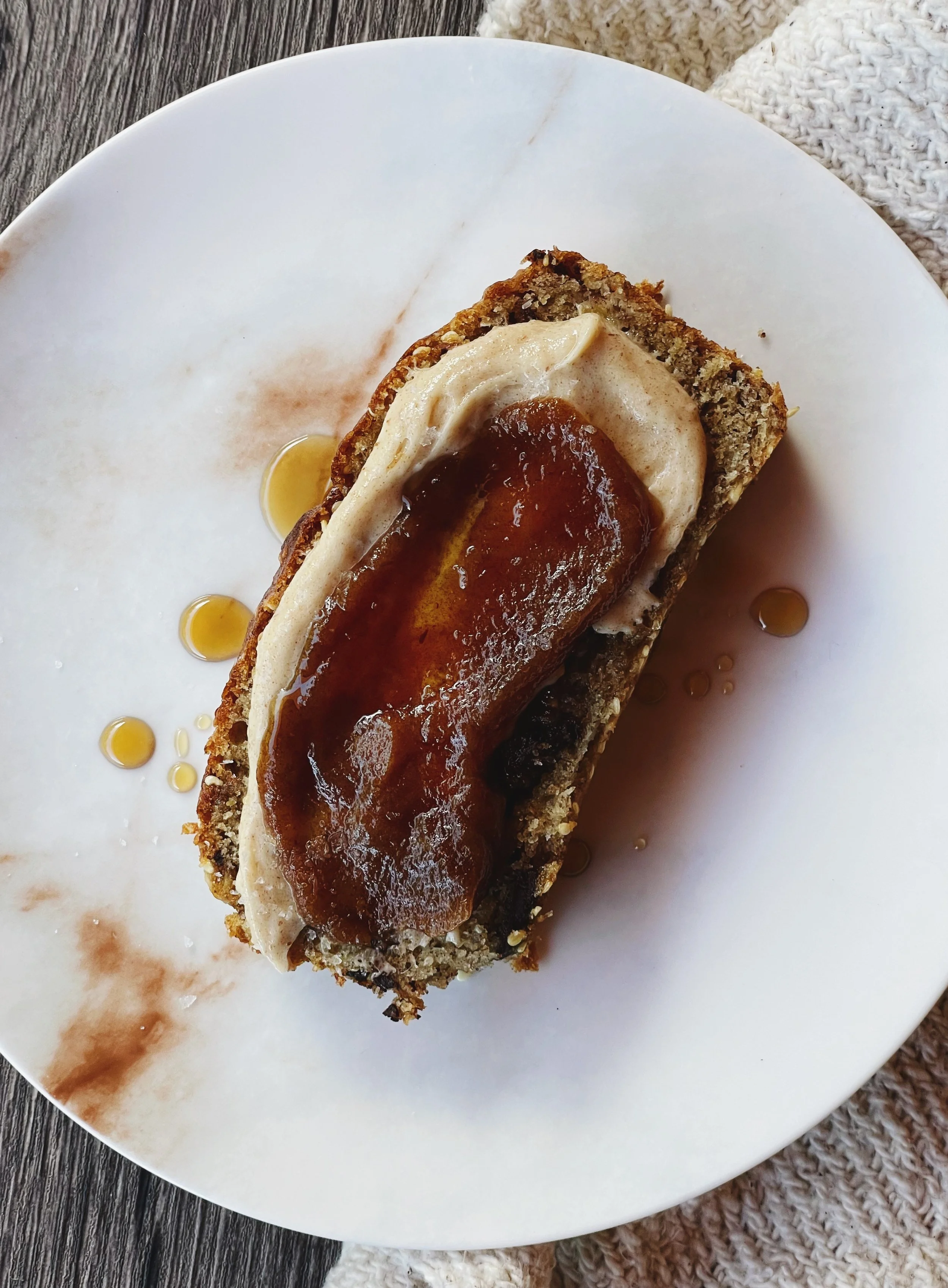 Banana Bread con Tahini y Dátiles