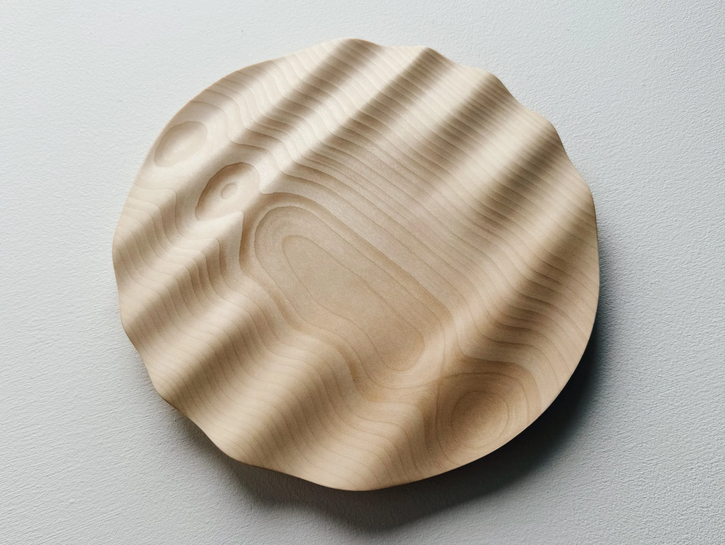 wavy_plate_in_sycamore_wooden_tableware_luke_hope-design.JPG