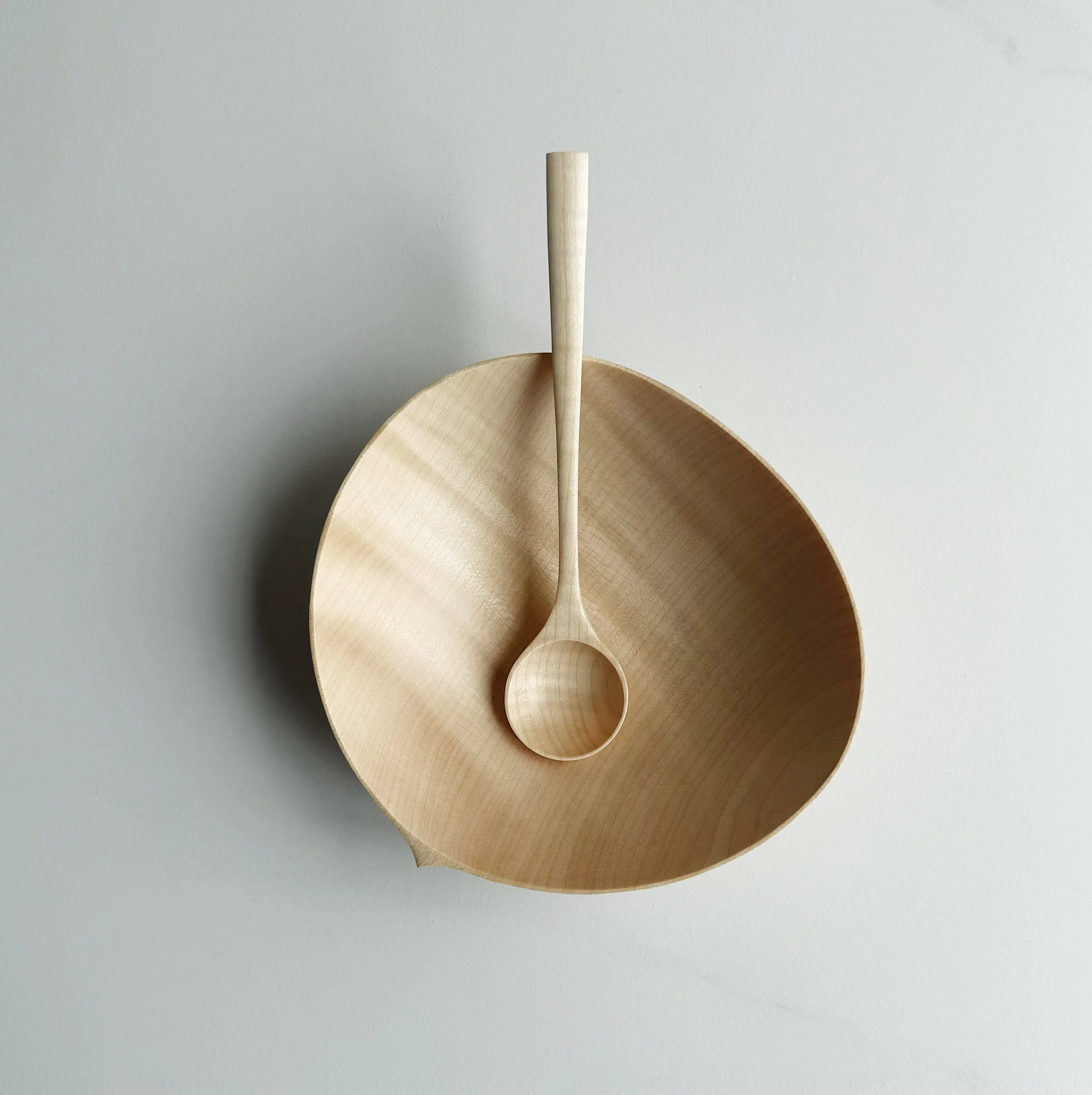 Medium oval bowl & spoon set in rippled sycamore